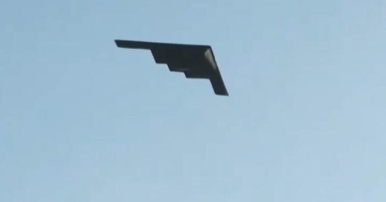 epic:-b-2-stealth-bomber-flies-over-trump-rally-at-the-great-american-state-fair-(video)