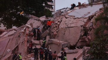 players,-fans-flee-stadium-as-powerful-earthquakes-strike-during-venezuela-baseball-game