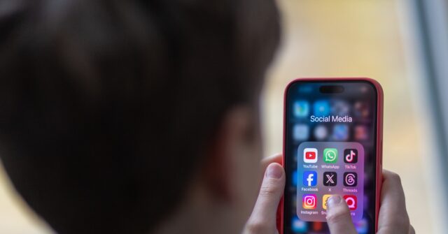 australia-teen-social-media-ban-has-had-little-impact,-say-researchers