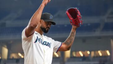 marlins’-record-breaking-moment-turns-into-awkward-scene-—-with-announcer-yelling-at-fans