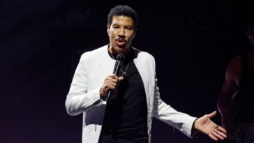watch:-lionel-richie-forced-to-cancel-concert-after-struggling-to-stay-on-his-feet-onstage