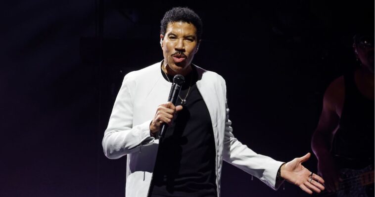 watch:-lionel-richie-forced-to-cancel-concert-after-struggling-to-stay-on-his-feet-onstage