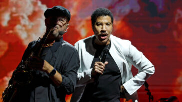 lionel-richie-rushed-to-hospital-after-cutting-show-short-over-dizzy-spell