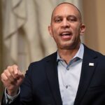 hakeem-jeffries-confronted-on-‘you’re-next’-chants-following-ny-democratic-socialist-victories