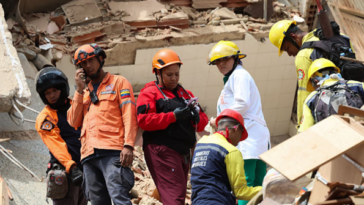 venezuelans-using-phones-for-flashlights,-maduro-spying-app-to-find-missing-earthquake-victims