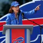 ny-governor-kathy-hochul-tries-to-get-bills-chant-going-at-new-stadium,-completely-fails