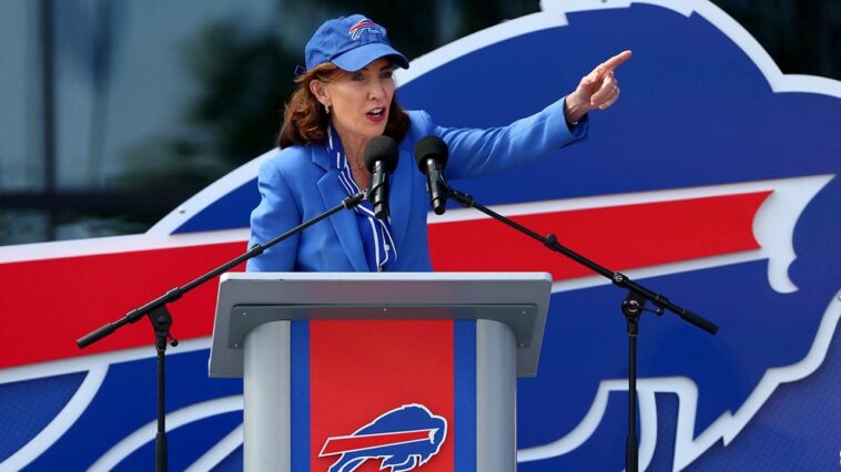 ny-governor-kathy-hochul-tries-to-get-bills-chant-going-at-new-stadium,-completely-fails