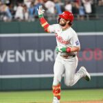 bryce-harper-responds-to-vulgar-chants-from-national-fans-with-a-home-run-and-a-gesture-during-his-trot