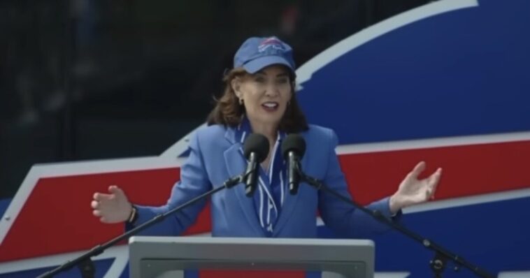 “alright,-seriously?”-–-kathy-hochul-left-humiliated-twice-after-trying-to-lead-buffalo-bills-chant-and-nobody-joins!-(video)