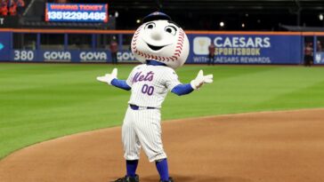 mets-reporter-dissects-team’s-miserable-season-while-pride-night-mr.-met-dances-behind-him