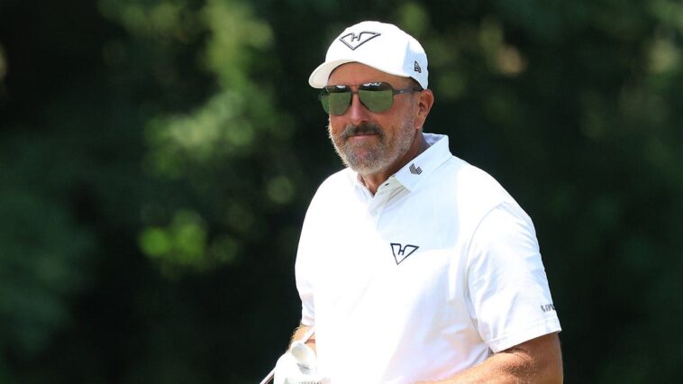 phil-mickelson-accused-of-showing-nude-photo-to-pro-golfer’s-ex-wife:-‘come-see-me’