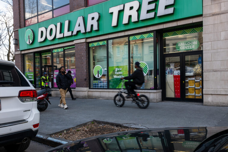 creepy-dollar-tree-manager-allegedly-assaulted-cashier-at-register:-lawsuit