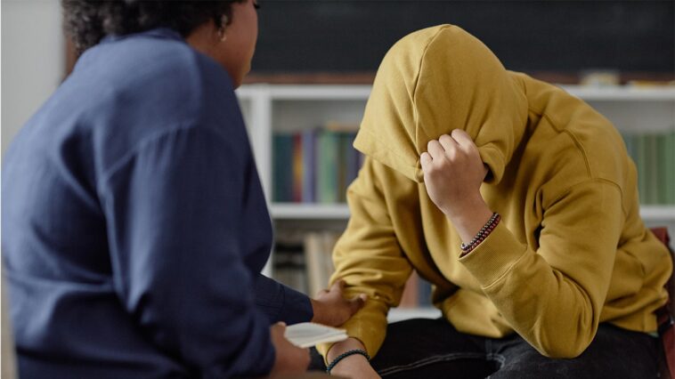 oregon-school-counselor-faces-backlash-over-‘chosen-family’-book-for-youths
