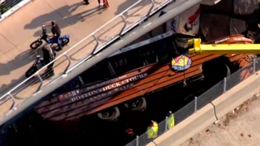 at-least-6-people-injured-after-boston-duck-boat-overturns-near-entrance-to-popular-tourist-attraction