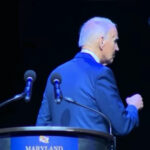joe-biden-barely-manages-to-find-his-way-offstage-at-dem-gala-after-seeking-directions