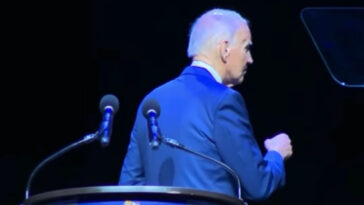 joe-biden-barely-manages-to-find-his-way-offstage-at-dem-gala-after-seeking-directions
