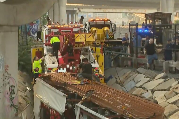 6-injured-as-boston-duck-boat-tips-over-near-cambridge-ramp
