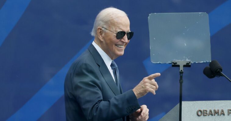 watch:-dems-trot-out-biden-at-gala,-but-now-he-can’t-even-leave-podium-without-directions