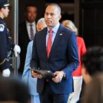 jeffries’-socialism-dilemma:-new-york-victories-expose-democratic-party-divide