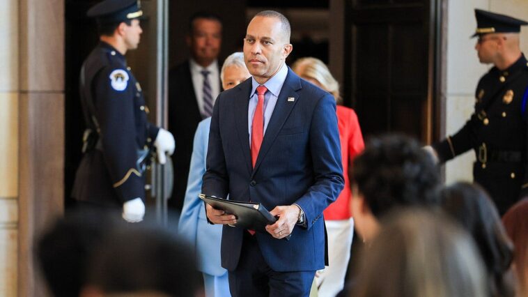 jeffries’-socialism-dilemma:-new-york-victories-expose-democratic-party-divide