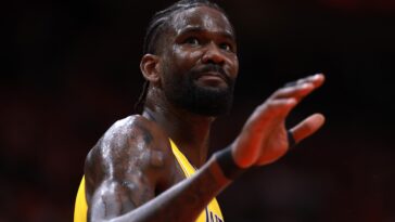 deandre-ayton-picks-up-$8.1m-player-option-with-lakers