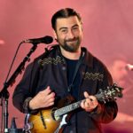 viral-noah-kahan-concert-moment-has-singer-begging-fans-to-use-the-bathroom
