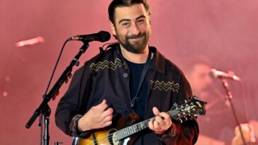 viral-noah-kahan-concert-moment-has-singer-begging-fans-to-use-the-bathroom