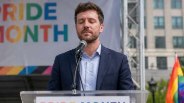 nervous-speaker-at-pride-event-relaxes-by-imagining-the-crowd-fully-clothed