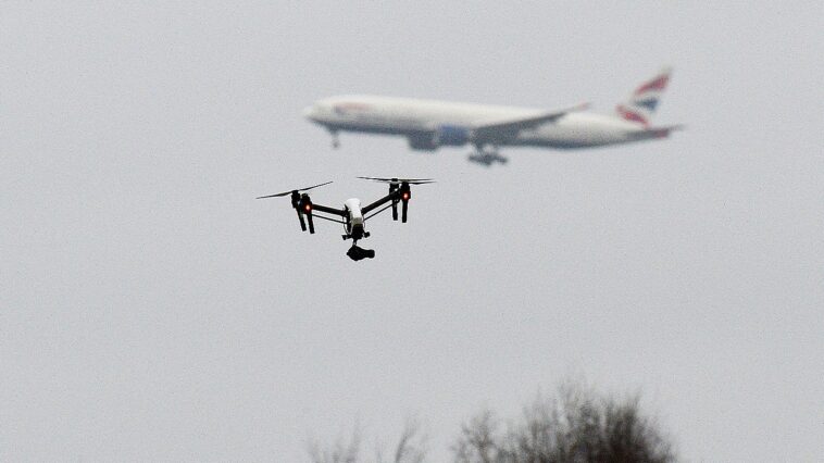 jetblue-flight-reports-drone-strike-during-approach-to-new-york-airport:-faa