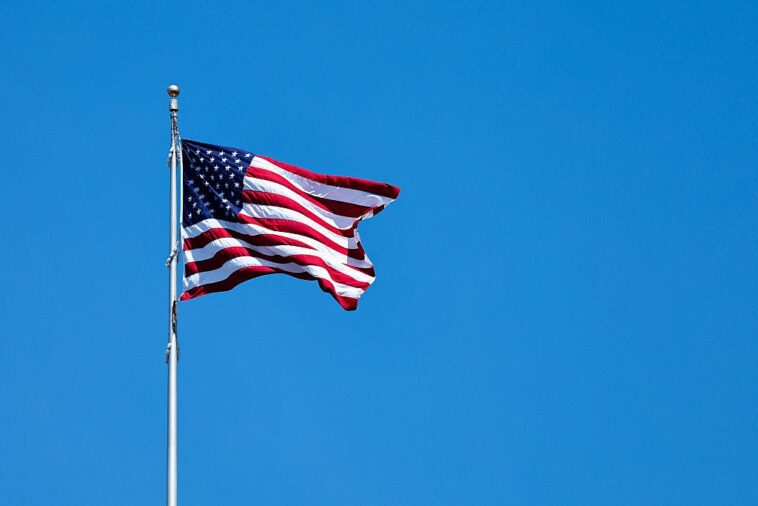 homeowners-outraged-after-hoa-demands-american-flags-come-down