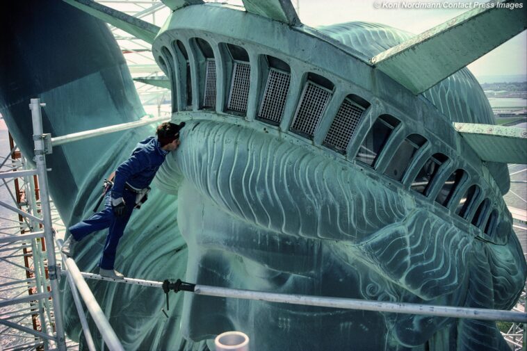 1984-photo-of-worker-kissing-statue-of-liberty-in-daring-display-resurfaces-ahead-of-america-250-celebrations