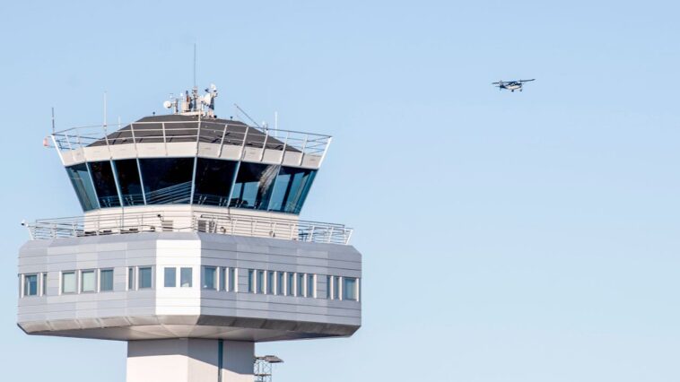 air-traffic-audio-captures-jetblue-pilot-alerting-controllers:-‘we-collided-with-a-drone’