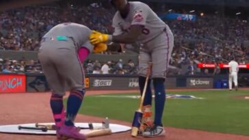 ronny-mauricio-hits-francisco-alvarez-with-swing-in-on-deck-circle-in-wild-mets-moment