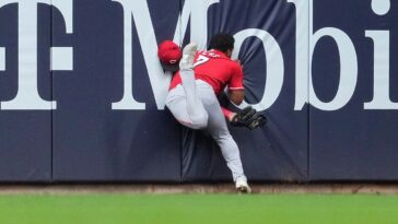 reds’-dane-myers-carted-off-field-after-crashing-into-wall-making-acrobatic-catch-vs-brewers