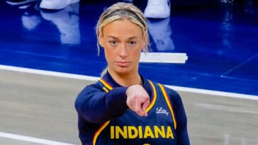 in-most-exciting-moment-in-history-of-wnba,-woman-points-at-other-woman