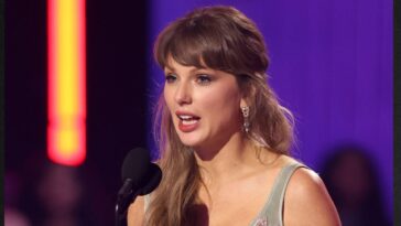 watch:-taylor-swift-gets-hostile-reaction-from-country-music-fans-during-surprise-appearance
