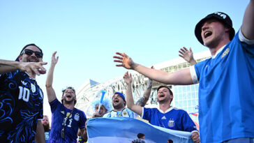 watch-—-world-cup:-argentina-fans-return-man’s-lost-wallet-by-chanting-his-name