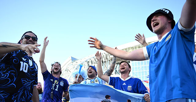 watch-—-world-cup:-argentina-fans-return-man’s-lost-wallet-by-chanting-his-name