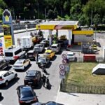 watch:-arguments,-fights-erupt-in-russian-gasoline-lines-caused-by-ukraine-strikes-on-oil-facilities