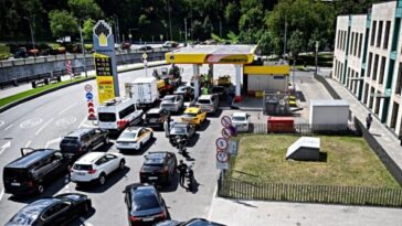 watch:-arguments,-fights-erupt-in-russian-gasoline-lines-caused-by-ukraine-strikes-on-oil-facilities