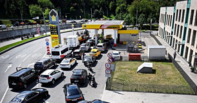 watch:-arguments,-fights-erupt-in-russian-gasoline-lines-caused-by-ukraine-strikes-on-oil-facilities
