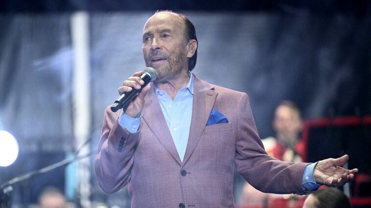 lee-greenwood-recalls-surviving-enemy-fire-in-panama-after-white-house-sent-him-to-entertain-troops