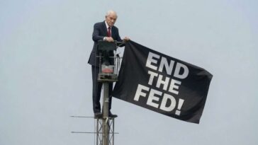 ron-paul-scales-empire-state-building-to-unveil-flag-reading-‘end-the-fed!’