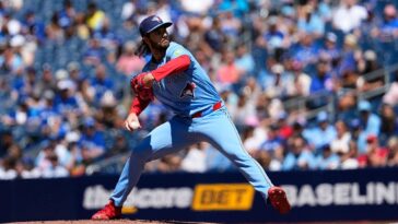 dylan-cease-gives-toronto-blue-jays-a-clear-edge-as-luis-castillo-struggles-at-home-for-seatt