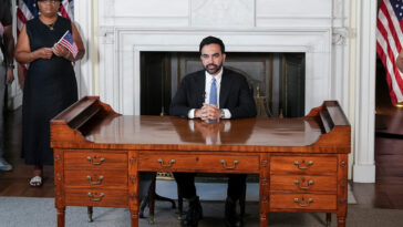 mamdani-blasts-capitalism,-foreign-wars-in-america-250-address-–-while-sitting-at-george-washington’s-desk