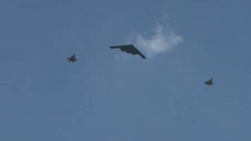 americans-cheer-as-b-2-stealth-bomber,-fighter-aircraft-fly-over-great-american-state-fair-in-dc-amid-250-celebrations-(video)