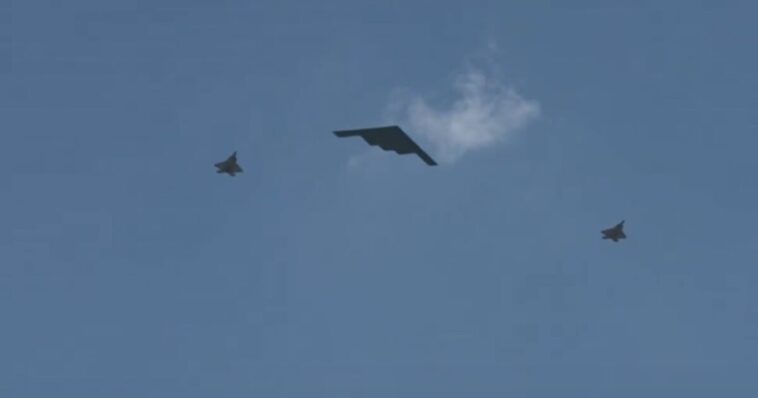americans-cheer-as-b-2-stealth-bomber,-fighter-aircraft-fly-over-great-american-state-fair-in-dc-amid-250-celebrations-(video)