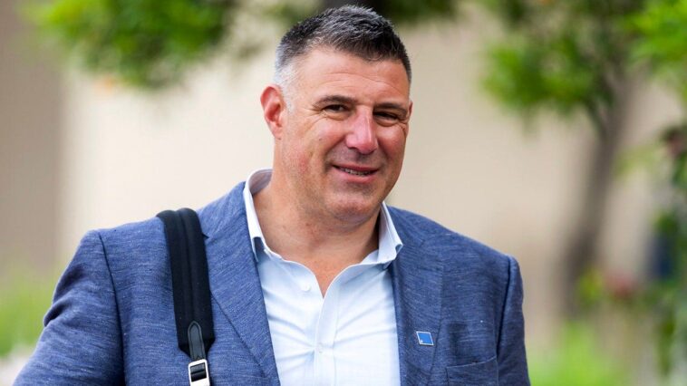 patriots-head-coach-mike-vrabel,-wife-spotted-en-route-to-taylor-swift-and-travis-kelce’s-wedding