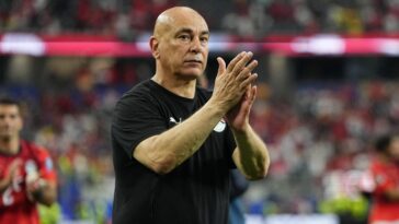 egypt-national-team-manager-waves-palestinian-flag-after-world-cup-win-over-australia