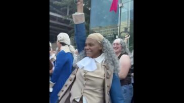 black-woman-wins-benjamin-franklin-look-alike-contest-during-philadelphia’s-july-4-celebration